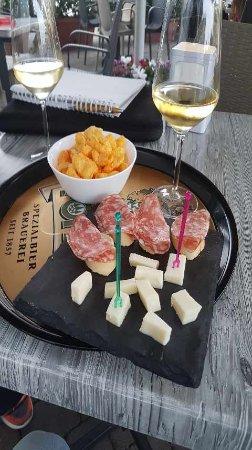 Glamour Wine Cafe'