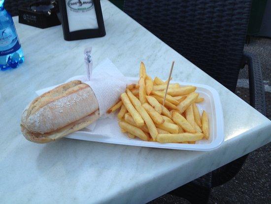 Burger and Chips Little Cappuccini