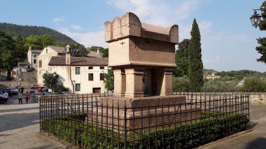 Tomba di Petrarca